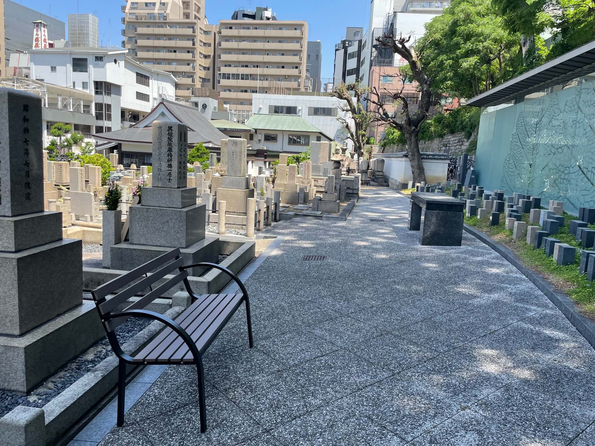 新しいベンチを設置＆日傘もお貸しします。